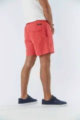 Short de baño liso con cintura elástica y cordón de ajuste. Cuenta con dos bolsillos laterales, un bolsillo posterior y un aplique de logo en goma en la pierna.