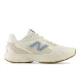 Championes de running New Balance modelo Amaste, con entresuela de tecnología Fresh Foam para mayor amortiguación. Presentan un diseño en tonos crema y blanco con detalles en lila y verde agua en el logo lateral y la lengüeta, confeccionados en malla transpirable y materiales sintéticos con suela de goma color caramelo.