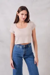 Top color beige de lurex, corte crop y mangas cortas.