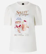 Remera slim de algodón color blanco, con cuello redondo y mangas cortas abullonadas. Estampa frontal con lettering "sweet escape" y dibujo de postres.