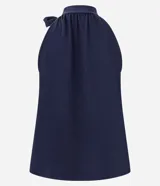 Blusa sin mangas color azul marino, con cuello alto y detalle de lazo integrado en el escote.