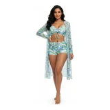 Conjunto de traje de baño de tres piezas con estampado de hojas tropicales en tonos blanco y negro. Incluye un top tipo tankini con cordón ajustable en el centro, un short de tiro alto y una camisa abierta de manga larga tipo salida de baño.