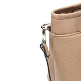 Cartera tipo tote bag de mujer, color taupe, con textura de cuero granulado. Presenta dos asas de mano y una correa larga desmontable y regulable. Tiene un parche frontal con el logo "XL" y herrajes metálicos color níquel.