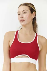 Top deportivo rojo con breteles finos y contorno blanco.