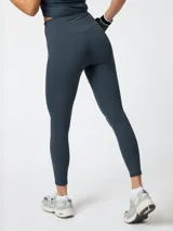 Calza deportiva de tiro alto y largo hasta el tobillo, color gris oscuro, confeccionada con acabado de aloe vera para mayor suavidad.