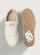Championes Vans Hylane Vintage, color blanco con suela de goma marrón, diseño robusto de inspiración retro con la icónica franja lateral y cordones anchos.
