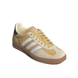Championes Adidas Gazelle Indoor color beige con detalles en blanco y marrón.