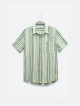 Camisa de manga corta a rayas verticales azules y blancas, con cuello clásico, corte cuadrado y calce relajado. Presenta botones de coco con logo y parche distintivo de Polonio. Confeccionada en Italia con mezcla de lino y algodón.