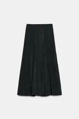Falda midi negra de tiro medio, confeccionada en tejido fluido con acabado satinado y diseño evasé.