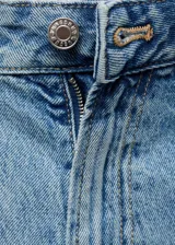 Jeans de tiro medio con diseño recto y clásico de cinco bolsillos, cierre de botón y cremallera, confeccionados en tejido de algodón estilo vaquero.