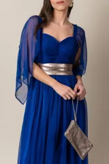 Vestido largo de gasa color azul francia, con escote corazón, falda con movimiento y mangas tipo capa.