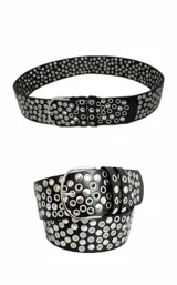 Cinto negro de cuero sintético con diseño de múltiples tachas metálicas circulares y hebilla plateada.