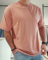 Remera de algodón color coral, corte amplio y cuello redondo.