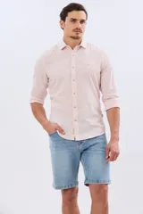 Bermuda de jean slim fit en color celeste, con bolsillos traseros clásicos y diseño cómodo que facilita el movimiento.