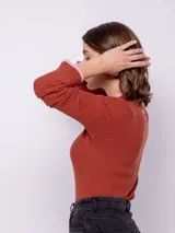 Polera color amarillo claro de tejido de punto con cuello alto y mangas largas.