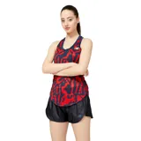 Musculosa deportiva New Balance para mujer, color rojo con estampado abstracto en azul y logo de la marca en el pecho.