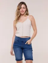 Bermuda de jean color blanco con calce ajustado, confeccionada en denim suave con pretina ancha elastizada sin cierres, bolsillos funcionales y ruedo con vuelta.