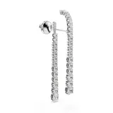 Aros largos plateados con circonitas Swarovski blancas engarzadas en degradé. Cierre de gancho.