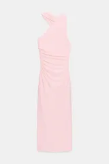 Vestido midi de color rosado, con diseño halter de efecto cruzado y detalle de frunces y drapeado en el delantero. Presenta un corte ajustado y cierre lateral con cremallera oculta.