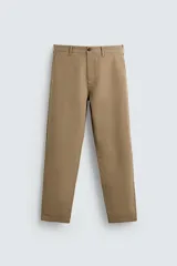 Pantalón chino de corte recto confeccionado en tejido ligero de algodón con estructura canvas. Presenta bolsillos frontales, bolsillos traseros de vivo y cierre frontal con cremallera y botón.