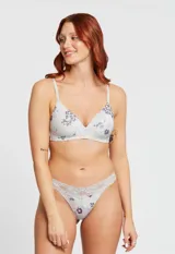 Soutien de lycra sin aro y copa formada, marca Montelle, con estampado floral en tonos grises y violetas. Abrocha detrás en tres posiciones.