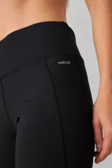 Calza larga deportiva de tiro alto, confeccionada en tejido elástico de alta compresión, con costuras reforzadas y diseño ajustado.