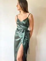 Vestido largo dorado satinado, de corte cruzado con escote en V, mangas finas y lazo en la cintura.