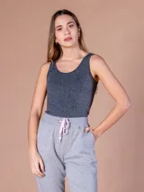 Musculosa gris de lycra, sin mangas y corte ajustado.