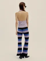 Top tejido color crema con escote halter y cuello camisero.