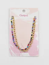 Set de dos collares. Uno es una cadena de eslabones dorados gruesos y el otro es una cadena de eslabones dorados más finos intercalados con cuentas de colores vibrantes (azul, verde, amarillo, rojo, negro, blanco).