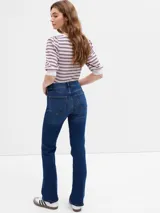 Jean de tiro medio, corte ajustado en la cadera y muslo, y acampanado desde la rodilla.