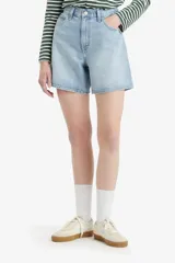 Short de jean celeste de tiro alto, corte holgado y largo a medio muslo.