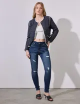 Jean skinny de tiro alto color azul con desgaste.