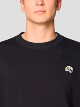 Buzo de cuello redondo en color negro, confeccionado en mezcla de algodón. Presenta un pequeño logo bordado en el pecho y acabados acanalados en puños y ruedo.