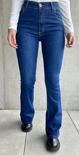 Pantalón de jean azul de corte acampanado.