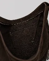 Cartera tipo hobo de gran tamaño en color negro, confeccionada en gamuza con diseño de flecos largos en los laterales y base. Presenta un asa superior trenzada con detalles artesanales y cierre superior para mayor seguridad.