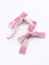 Set de dos broches para el pelo con forma de moño de terciopelo color rosa.