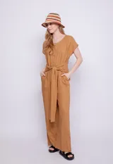 Mono color verde oliva de lino y viscosa, con botones veteados, manga corta, dos bolsillos laterales y lazo para atar a la cintura.