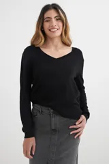 Sweater de manga larga, color negro, con escote en V pronunciado.