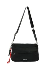 Bandolera negra con correa ajustable, cierre de cremallera en el compartimento principal y bolsillos frontales. Incluye un detalle de cordón rojo y un llavero en espiral negro.