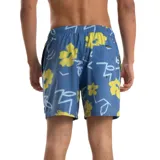 Short de baño Quiksilver modelo Street Floral para hombre, de color azul con estampado de flores amarillas y trazos blancos. Cuenta con cintura elástica y cordón ajustable blanco.