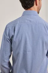 Camisa de vestir de hombre, con cuello italiano y estampado a cuadros en tonos azul y blanco.