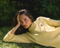 Sweater de punto color borgoña con cuello redondo y bordado de durazno en el pecho.