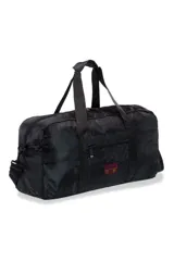 Bolso de viaje negro, plegable, con doble asa de mano y correa de hombro ajustable. Presenta un bolsillo frontal con cierre y logo estampado en color bordó.