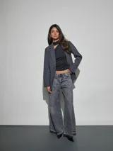 Blazer gris oscuro de corte recto y holgado, con solapas de muesca, un botón frontal y bolsillos con solapa en los laterales.