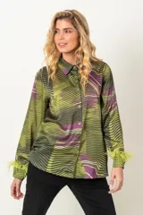 Camisa italiana de satén con estampado abstracto en tonos negro, beige y celeste. Tiene cuello clásico, cierre frontal con botones y mangas largas con puños adornados con plumas negras.