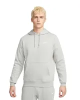 Hoodie Nike Sportswear Club Fleece gris melange, con capucha ajustable con cordones y bolsillo tipo canguro. Cuenta con el logotipo de la marca bordado en el pecho.