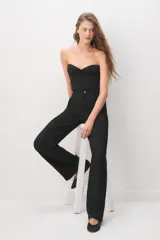Top strapless negro de corte ajustado, con diseño cruzado en el escote delantero.