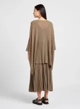 Kimono de tejido fino a rayas horizontales color negro y beige, con mangas 3/4 y terminaciones en color ocre.