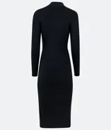 Vestido midi negro de tejido de punto acanalado, con cuello alto y manga larga. Diseño ajustado al cuerpo.